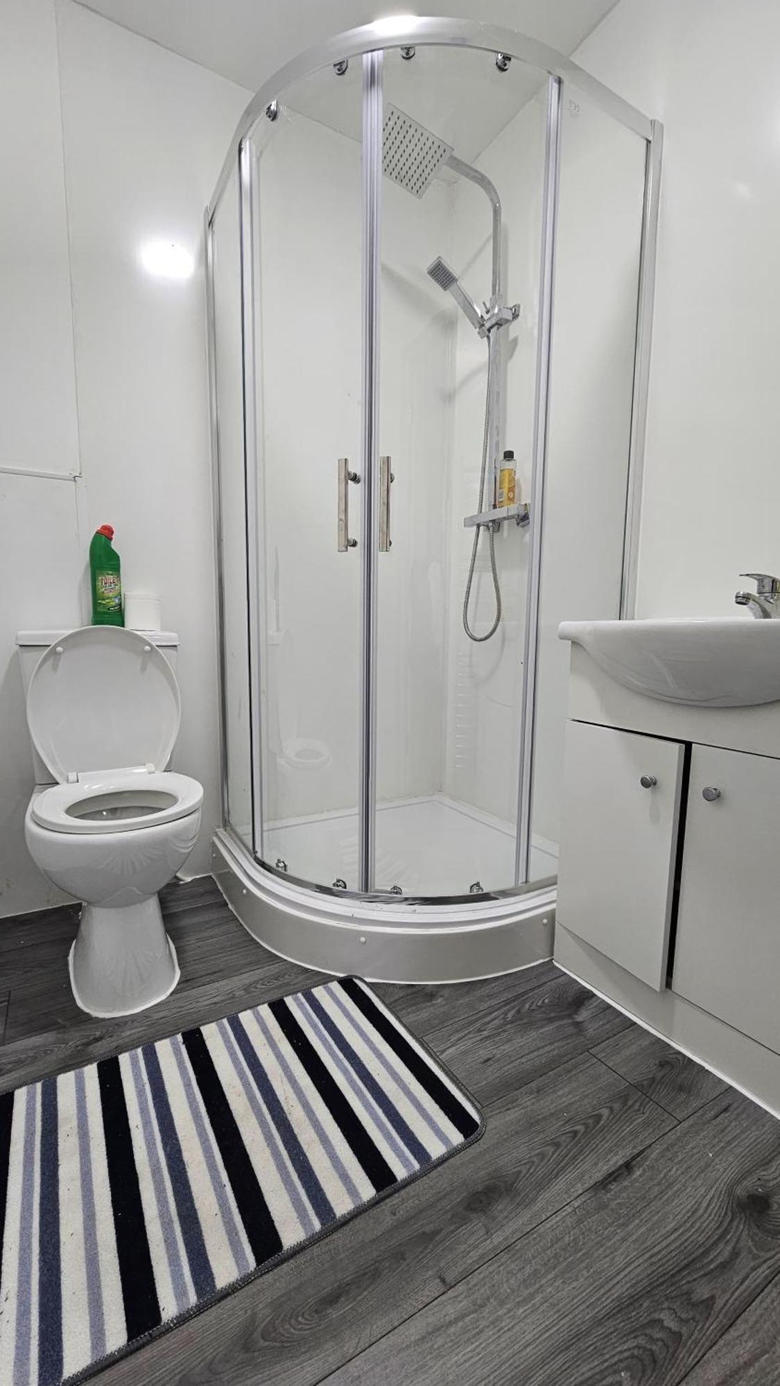 Spacious Double Bedroom With Private Toilet And Shared Kitchen With On Premesis Parking Oldbury (West Midlands) Exterior foto