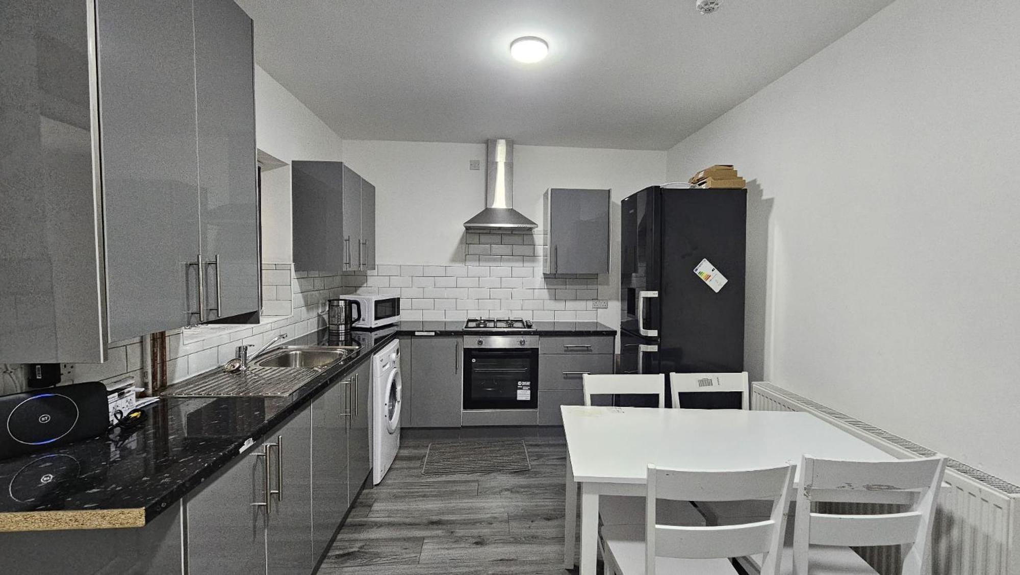 Spacious Double Bedroom With Private Toilet And Shared Kitchen With On Premesis Parking Oldbury (West Midlands) Exterior foto